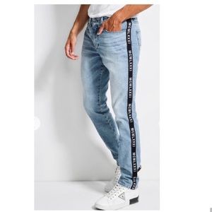 GUESS TAPE-TRIM SLIM TAPERED JEANS
